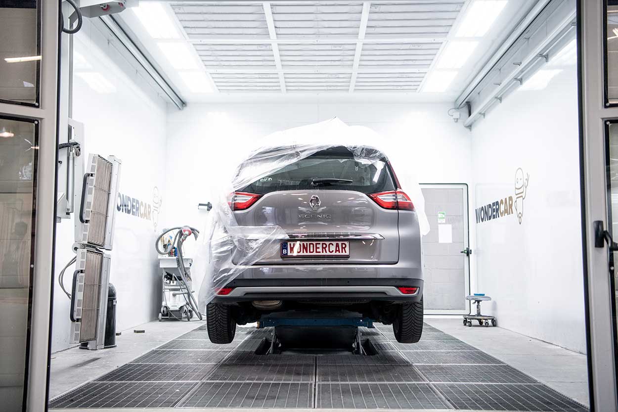 Renault Scenic dans Smart box pour réparation carrosserie