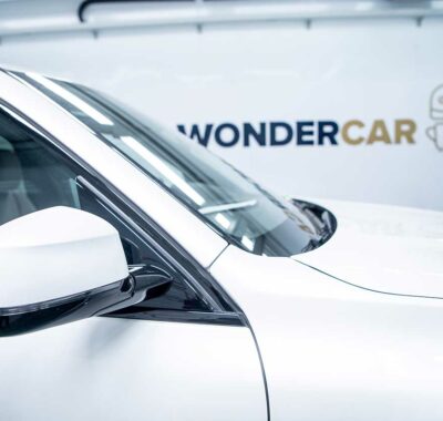Witte auto in een smartbox van Wondercar