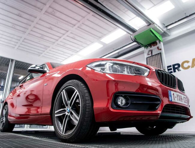 Voiture BMW rouge dans la Smart box