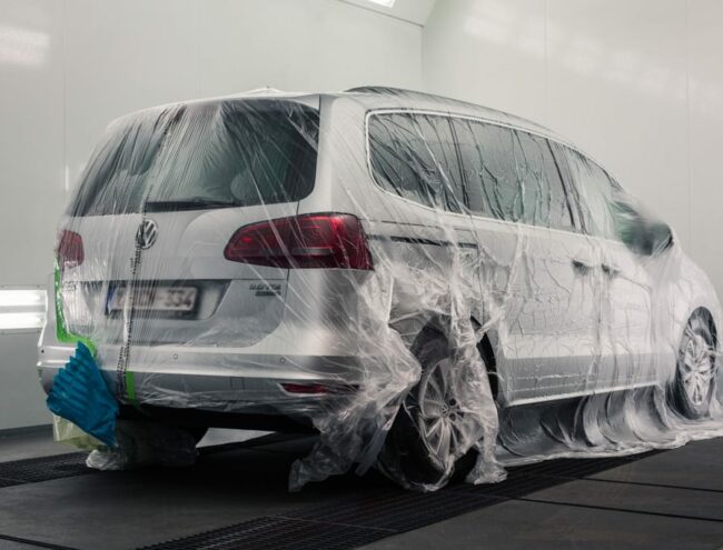 Volkswagen beschermd onder plastiek in spuitcabine